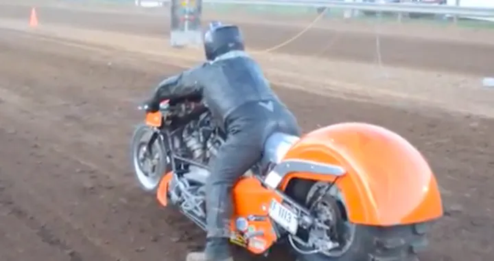 La Drag Race su terra battuta, il video virale