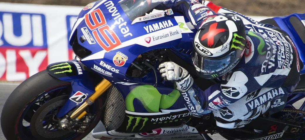 MotoGP Brno 2015: Lorenzo in pole con Marquez e Rossi in prima fila