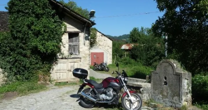 Foto del giorno: due sorelle a Casagrassa, Bardi (PR)