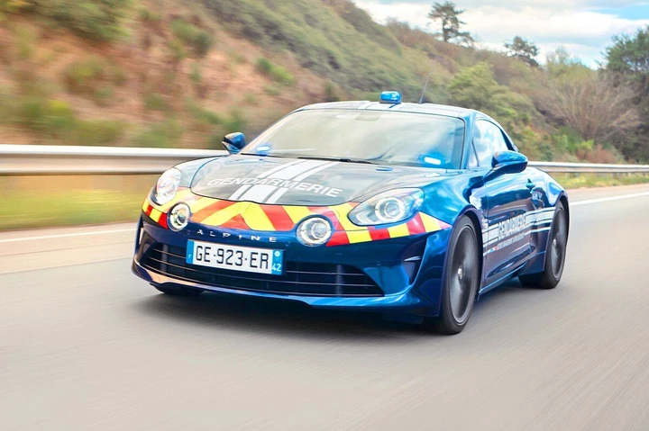 La polizia corre forte, grazie all'Alpine A110: fuggiaschi avvertiti