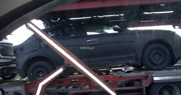 Alfa Romeo SUV e BMW Serie 5: le curiose foto spia di un nostro lettore