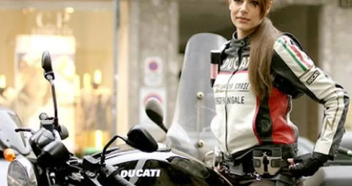 Lara Croft in sella a... Ducati!