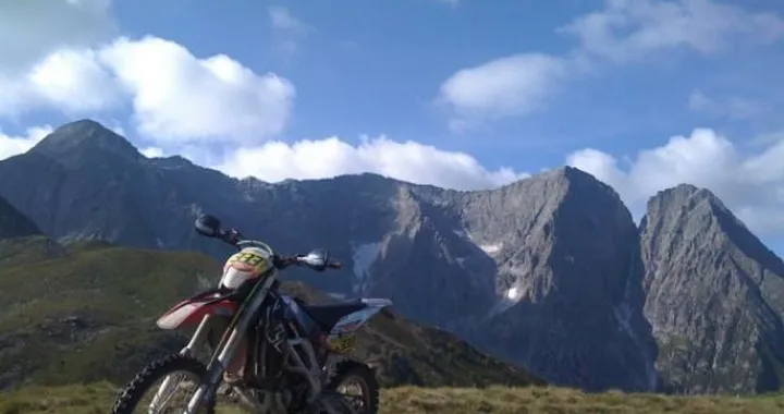 Foto del giorno: Aprilia RXV 450 in vetta al Monte Calvo