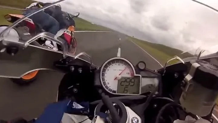 BMW S1000RR vs Honda CBR1000RR Repsol Replica [video]
