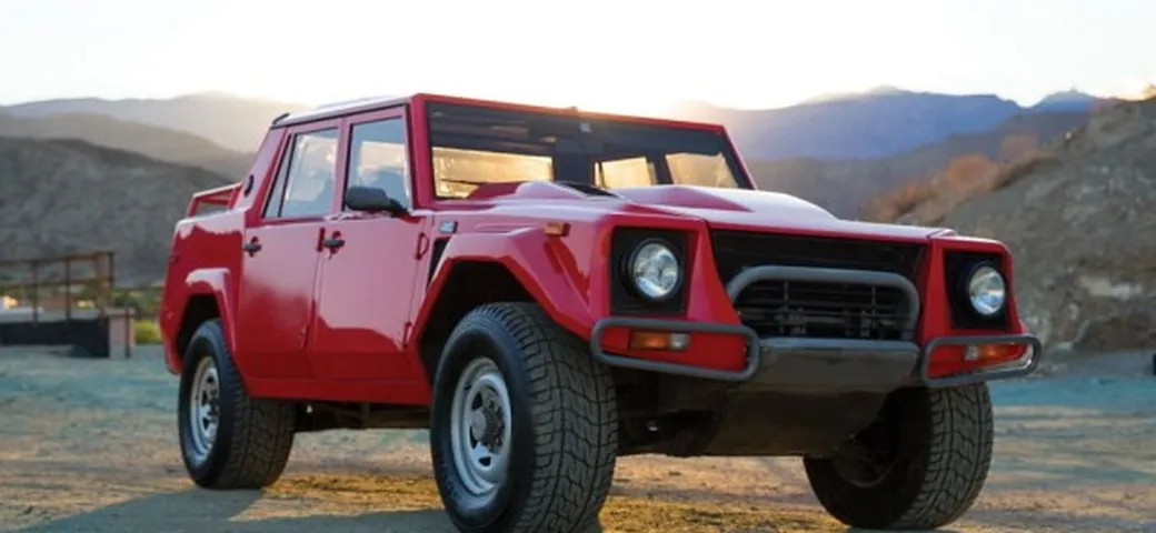 Lamborghini LM002: un esemplare andrà all'asta