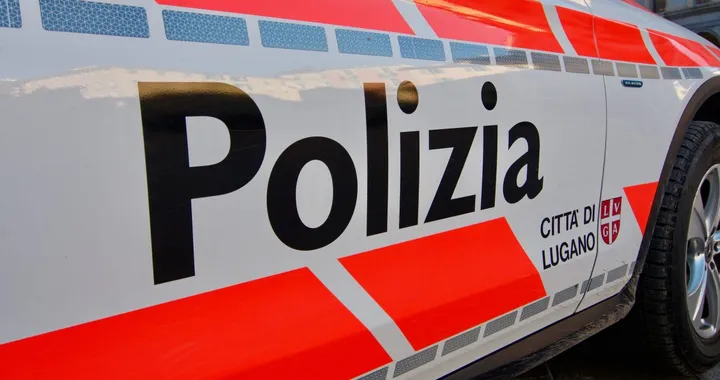 Furgone rubato sperona la polizia e forza la dogana: fuga fino in Italia