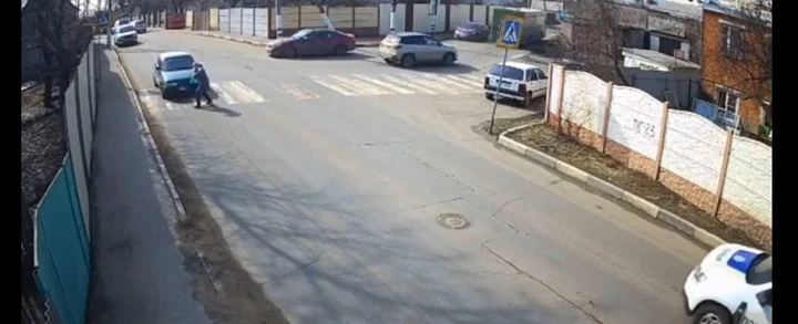 Pedone investito sulle strisce davanti alla Polizia: arresto immediato per l'automobilista