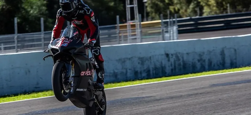 Scott Redding prova la Ducati Panigale V4... con i controlli staccati