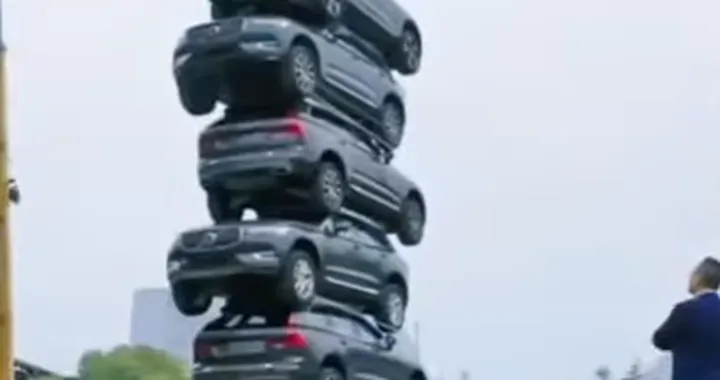 Volvo costruisce una scenografica torre con... sette XC60 impilate [Video]