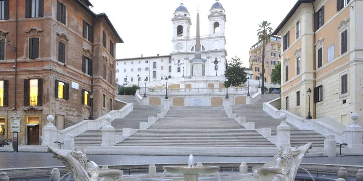 Roma, danneggia Trinità dei Monti scendendo con una Maserati