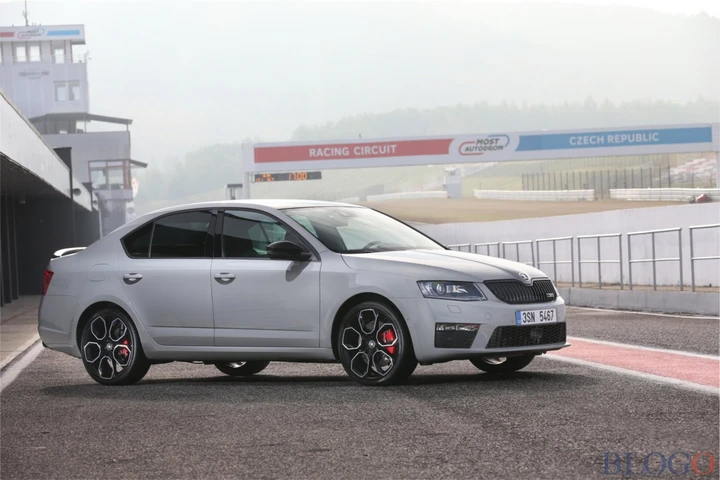 Skoda Octavia RS 230 guidata da Hans- Joachim Stuck [video]
