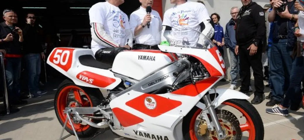 Yamaha TZ-250 firmata da Agostini e Cadalora all'asta per l'Ospedale Amico