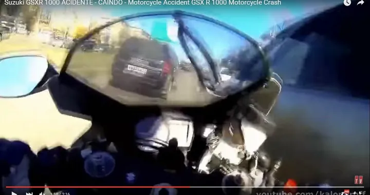 Fa lo spavaldo in moto in mezzo al traffico e paga la sua esuberanza [Video]