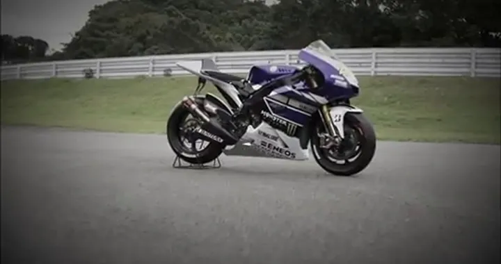 Valentino Rossi e la nuova Yamaha R25 concept