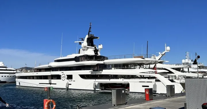 Lo yacht da 180 milioni di euro con un cinema IMAX a bordo: lusso sfrenato per 93 metri