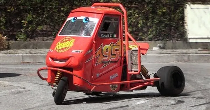 Ape Proto pazza in pista: acrobazie con Loris Rosati