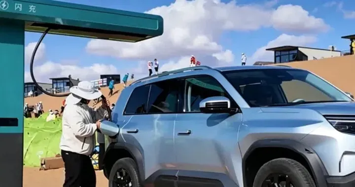 BYD testa la ricarica ultra-rapida nel deserto: 5 minuti per una ricarica e 9 per il pieno