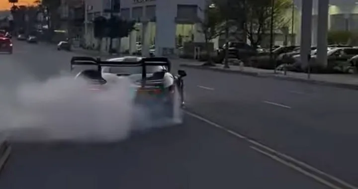McLaren Senna ferita in un incidente per lo show di un influecer | Video