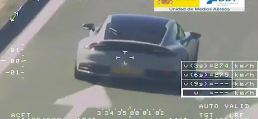 Un elicottero per inseguire la Porsche 911 in autostrada [Video]