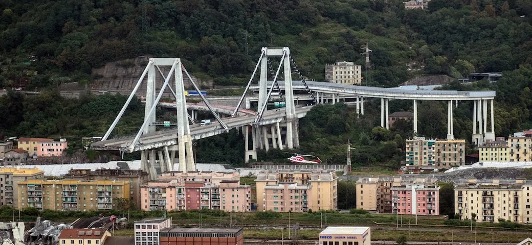 Genova, pericolo imminente per il pilone rimasto in piedi: scavi sotto le macerie proseguono