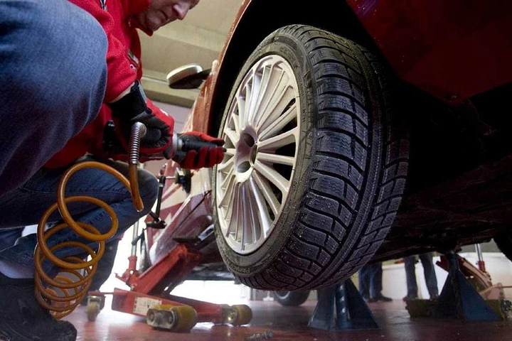 Come gonfiare le gomme auto: la pressione giusta