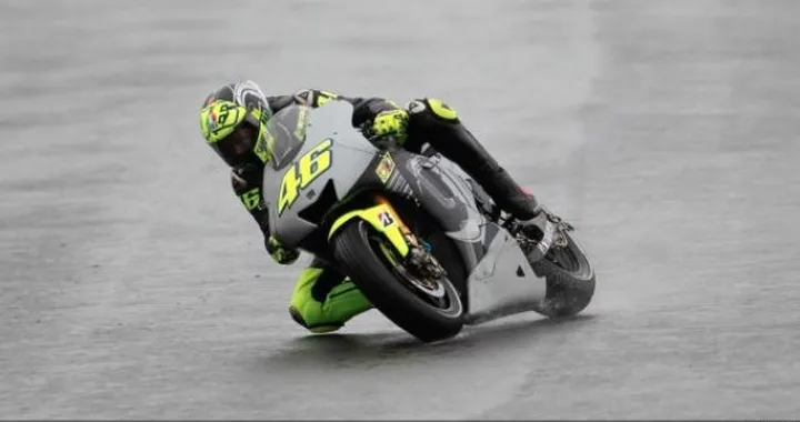 Valentino Rossi debutta sulla Yamaha M1