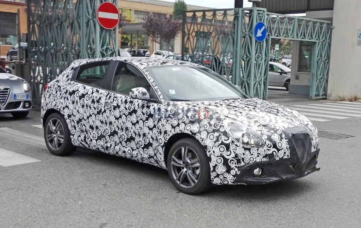 Le prime foto spia della rinnovata Alfa Romeo Giulietta