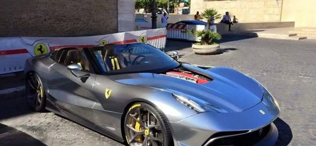 Ferrari F12 TRS: fotografato a Roma un esemplare grigio