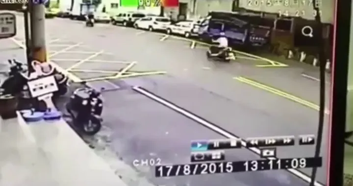 Autista colpisce violentemente un motociclista