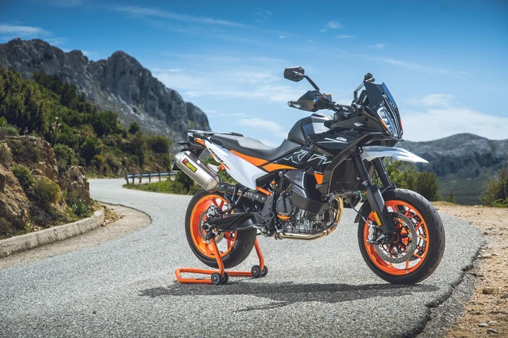 KTM 890 SMT 2023: ecco la nuova promozione Tech Pack
