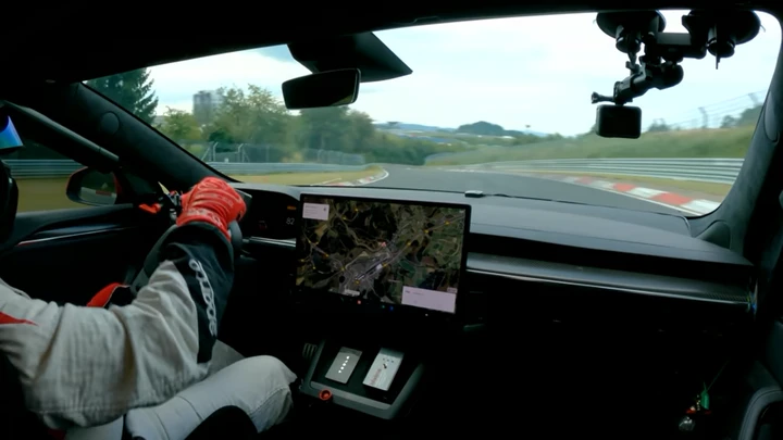 Tesla Model S Plaid: record al Nurburgring, battuta la Taycan [Video]