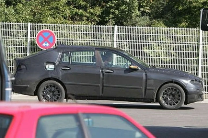 Bmw V5: prime foto spia