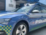 A tutta velocità in corsia d'emergenza senza patente: maxi multa