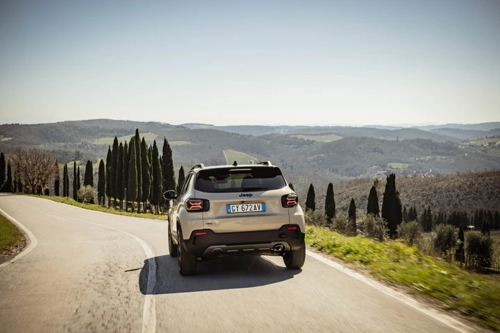 Offerte Jeep Avenger, sconti fino a 11.000 euro su ibrido ed EV