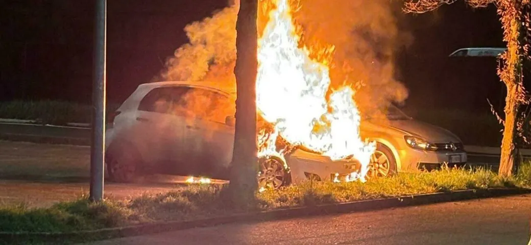 Toyota Yaris prende fuoco a causa dei fari accessi per troppo tempo