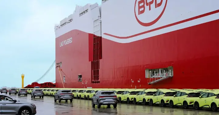 BYD, l'espansione non si arresta: due grandi navi portano le Dolphin Surf in Europa