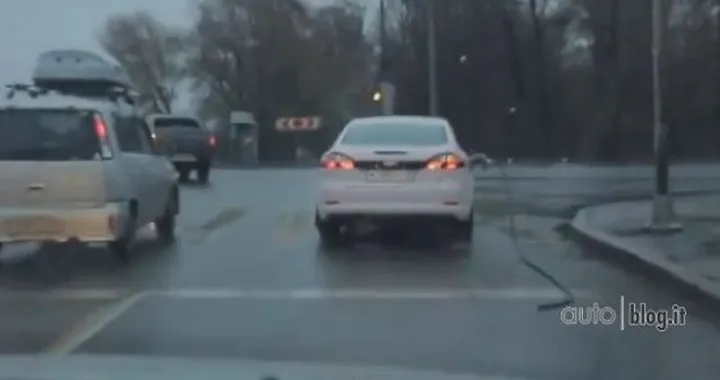 Video divertenti: con la pompa di benzina attaccata all'auto...