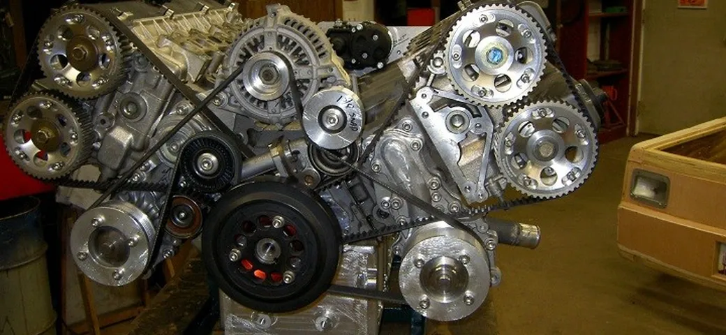 Volete un V12? Basta unire due motori da 6 cilindri in linea