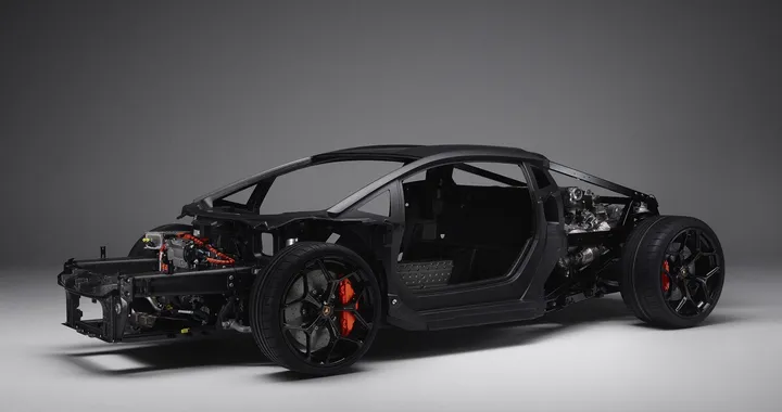 Lamborghini LB744 ha una nuova monoscocca in carbonio
