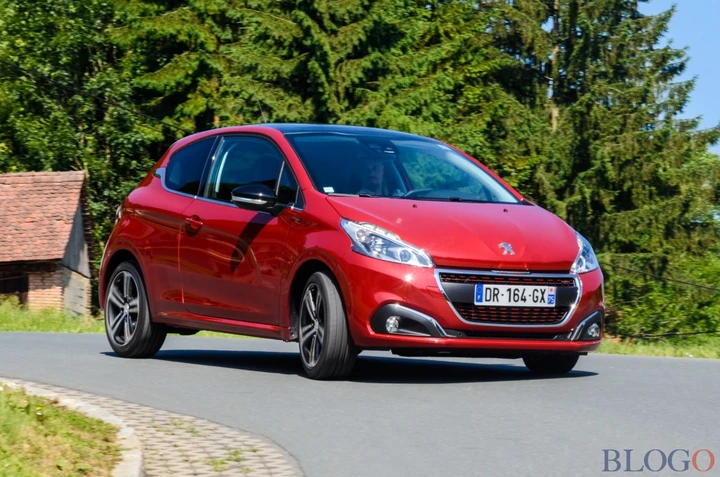 Nuova Peugeot 208: primo contatto su strada