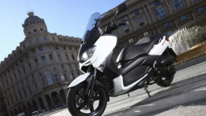 Test Yamaha X-Max 250 2010, scooter “furbo” che punta sulla qualità