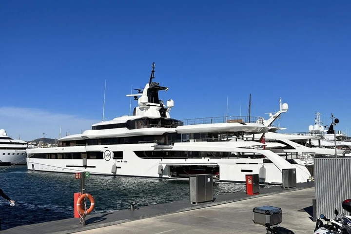 Lo yacht da 180 milioni di euro con un cinema IMAX a bordo: lusso sfrenato per 93 metri
