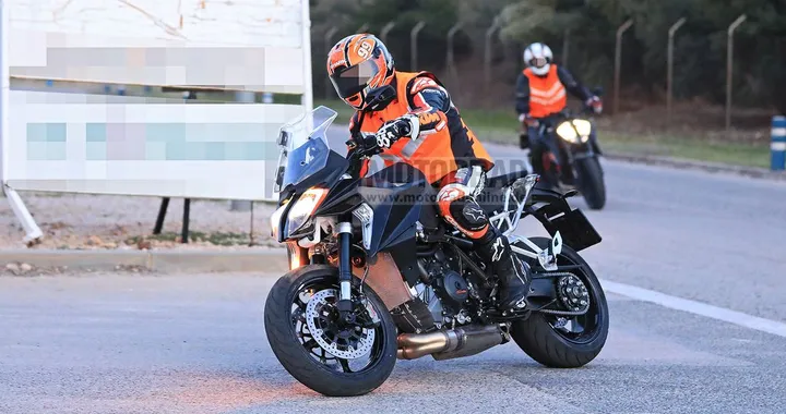 KTM 1290 Super Duke GT 2021: beccata nelle mani di Jeremy McWilliams