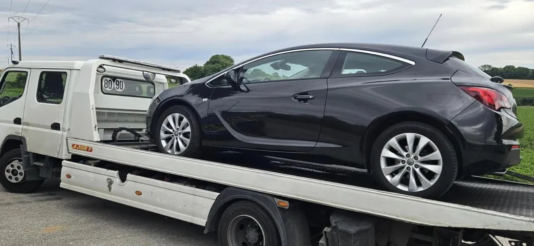 Sfrutta tutto il potenziale della Opel Astra GTC: finisce nei guai