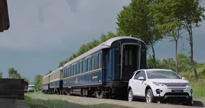 Land Rover Discovery Sport traina un treno da 100 tonnellate: prova di forza