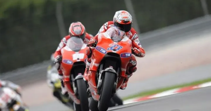 MotoGP a Phillip Island: “Rolling BaStoner“ a caccia del poker casalingo. Hayden teme il freddo e l'usura delle gomme