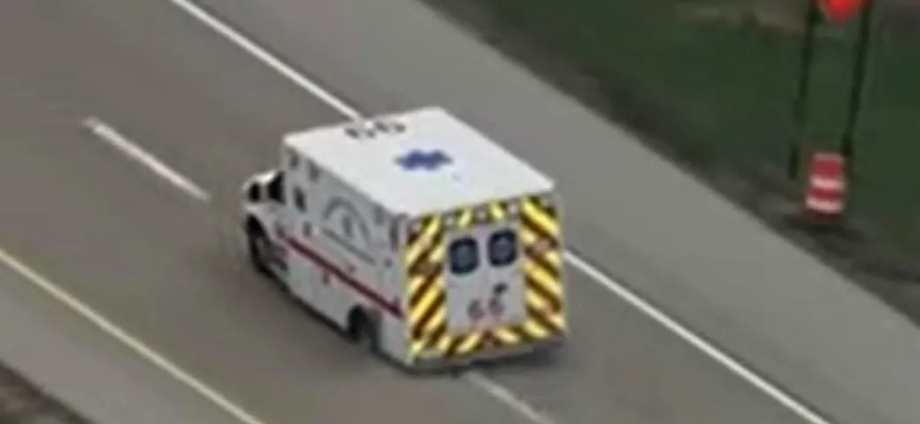 Ruba un'ambulanza, la polizia lo cattura dopo un inseguimento [Video]