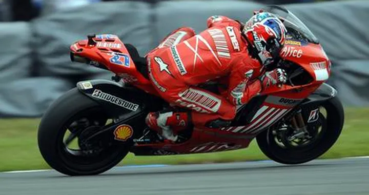 Stoner apre le acque e conquista anche Donington!
