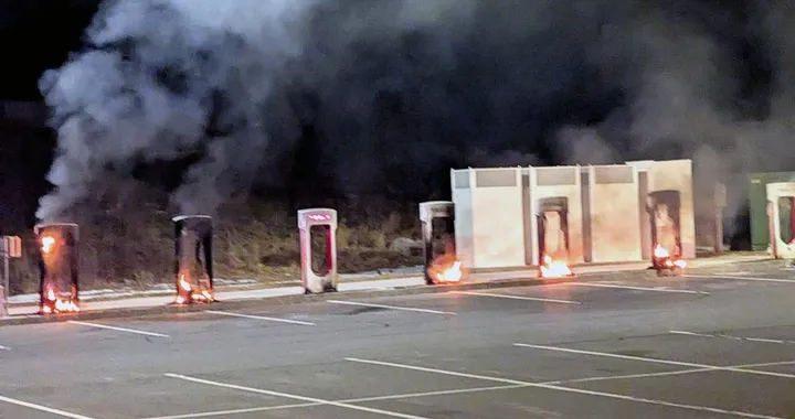 Attacchi incendiari ai Supercharger Tesla: guerra contro Musk