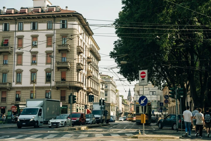 Auto sempre più grandi: a Roma e Milano fino a un parcheggio su 7 a rischio